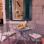 Old Town Oasis Σπλιτ