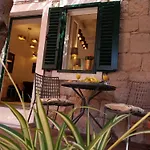Old Town Oasis *