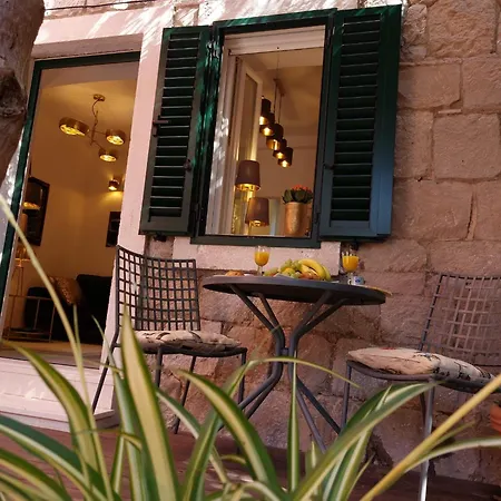 Old Town Oasis *